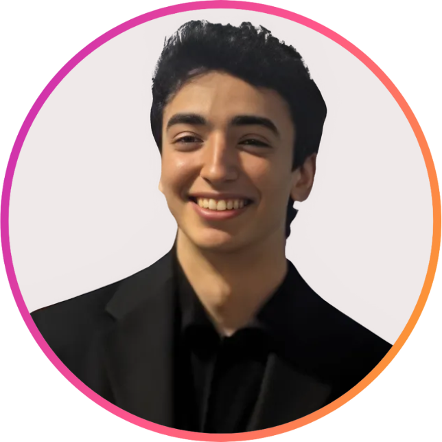 Un jeune homme souriant portant une chemise noire et une veste, avec des cheveux bouclés, dans un cadre circulaire coloré.